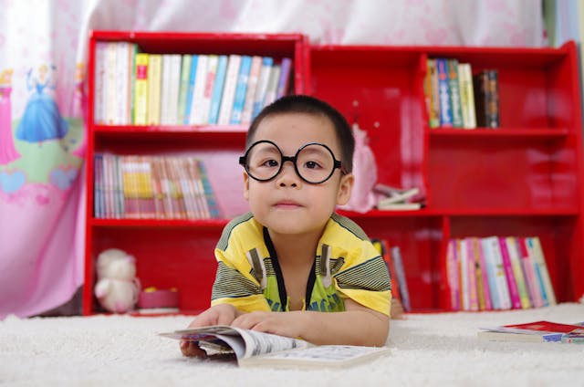 biy à lunettes étudiant