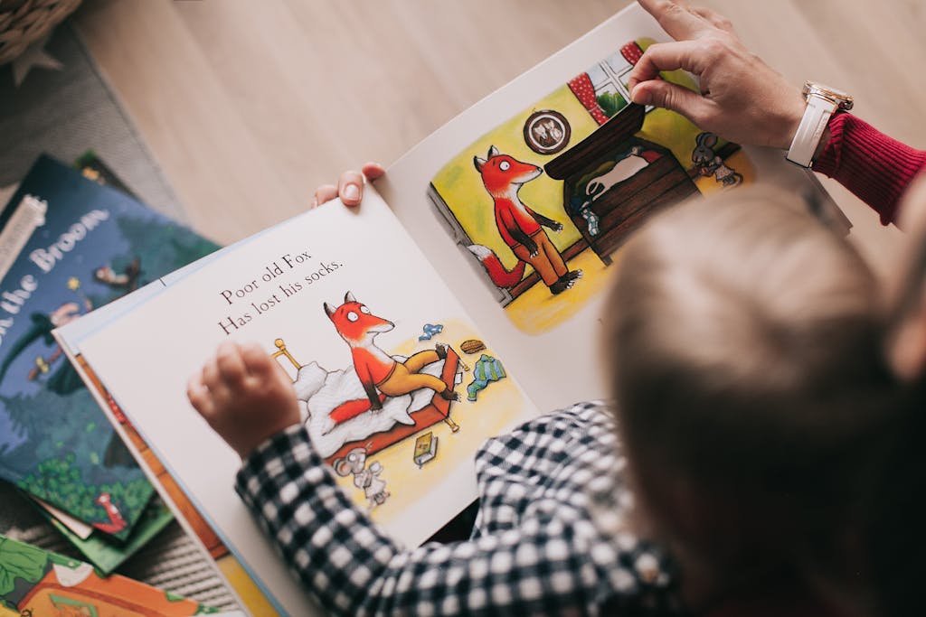 Un enfant et un adulte lisant ensemble un livre d'histoires illustré dans un cadre chaleureux.