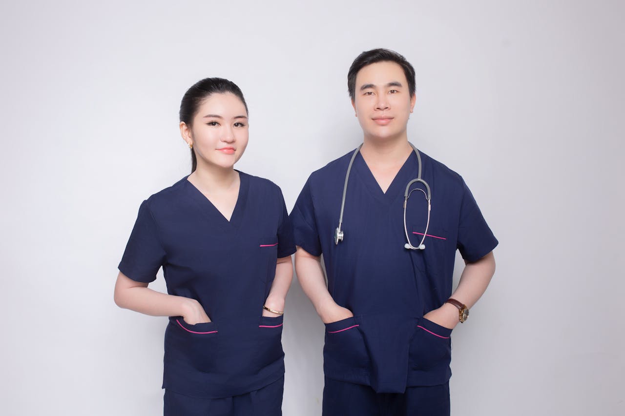 成人英文 Adult medical staff focused on studying English in Taipei
