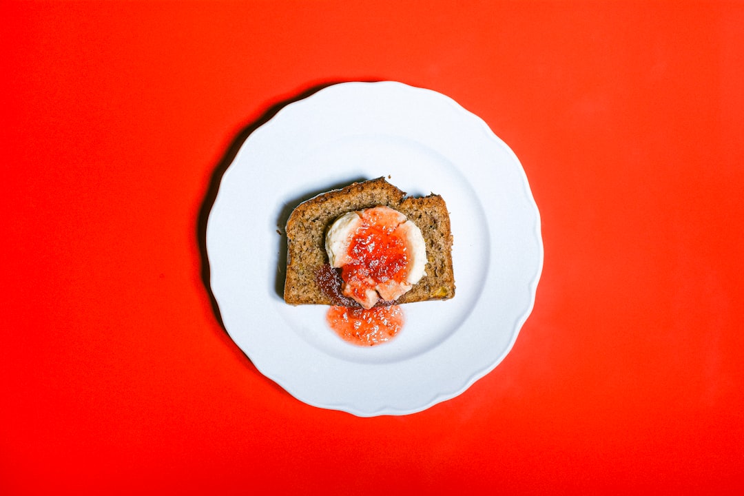 Toast with cream and jam representing bread and butter English idiom 吐司配奶油果醬代表英文慣用語