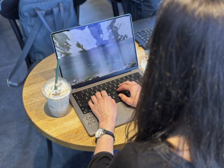 商業英文 Menulis email bahasa Inggris bisnis di laptop 成人英文學習