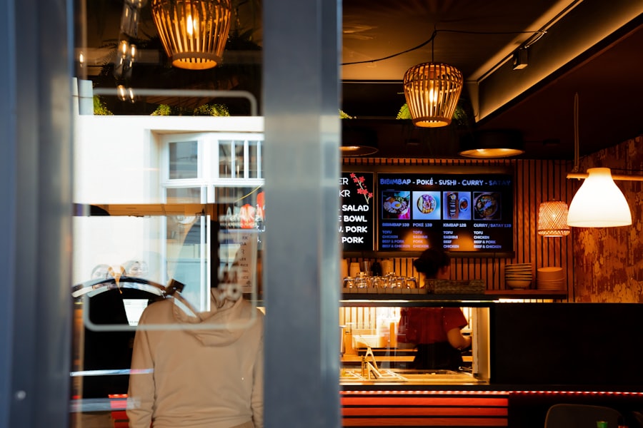 咖啡廳內部與菜單板 (Cafe interior with menu board)