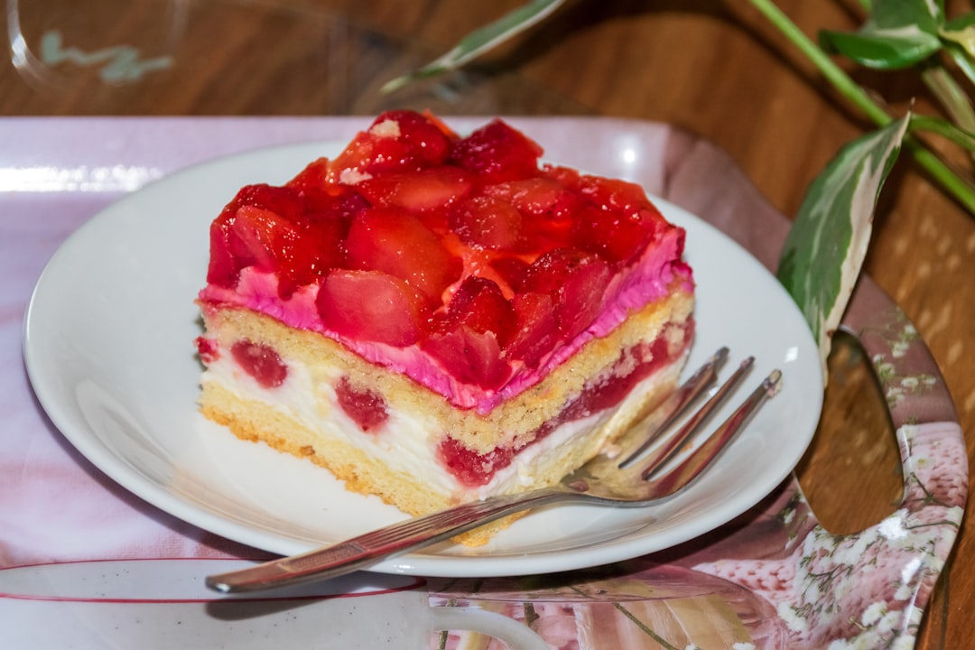 Slice of strawberry cake piece of cake English idiom 蛋糕片代表輕而易舉的英文慣用語
