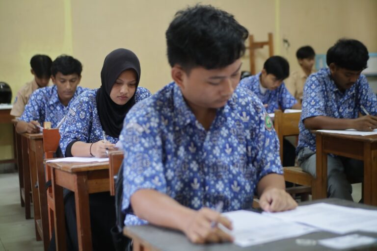 Siswa mempelajari idiom makanan bahasa Inggris di kelas 學生在教室學習英文食物慣用語