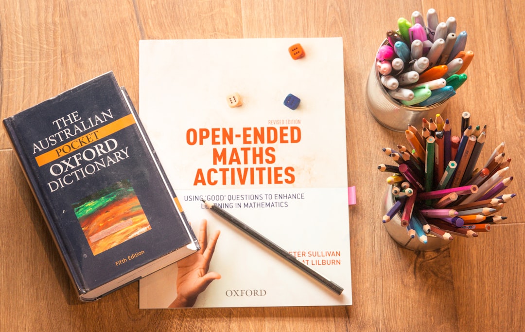 用筆記本學習英文翻譯 Studying English translation with book and pen