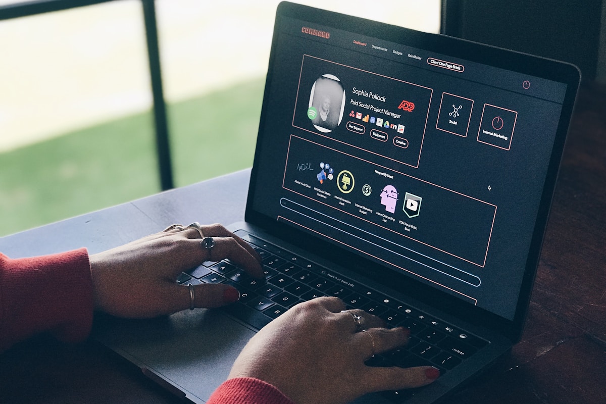 Google翻譯線上工具使用者 person using laptop translation tools