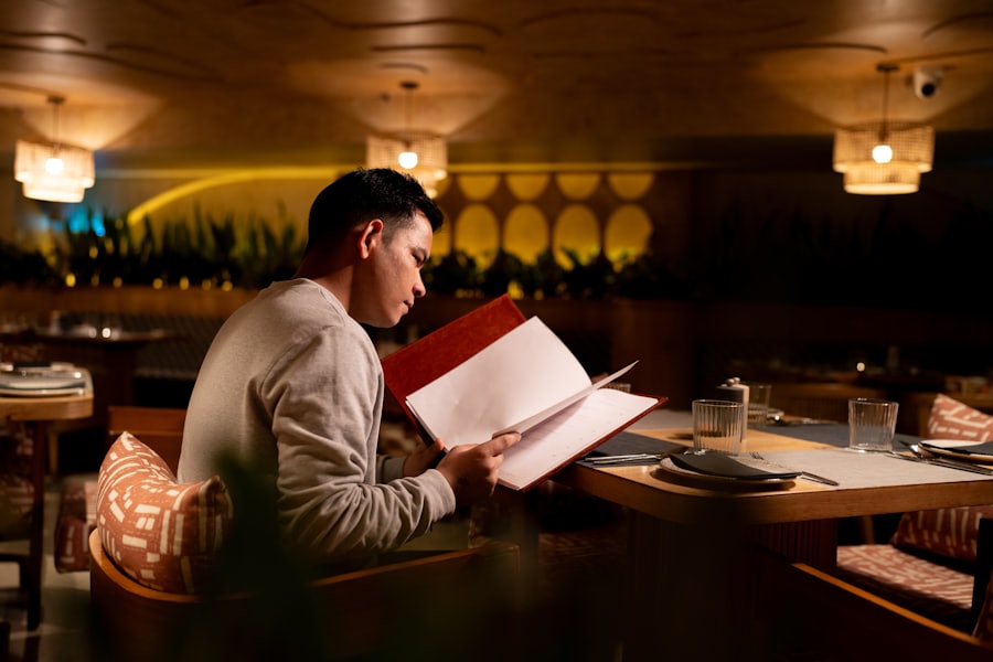 男子在餐廳閱讀菜單 (Man reading a menu at a restaurant)