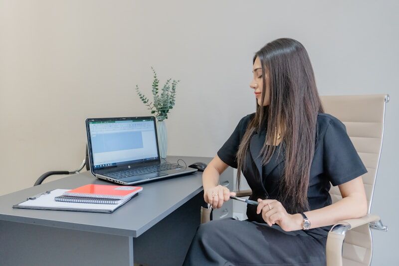 專業女性在現代辦公環境中工作：職業英文與商業英文的實際應用