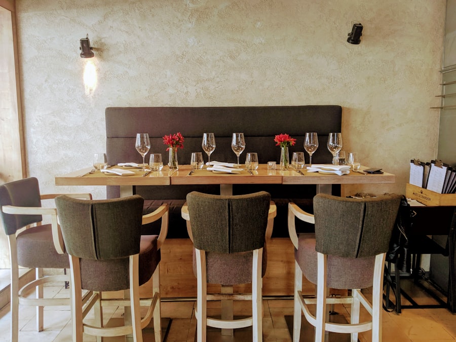 餐廳內部裝潢與用餐座位 (Restaurant interior with dining tables)