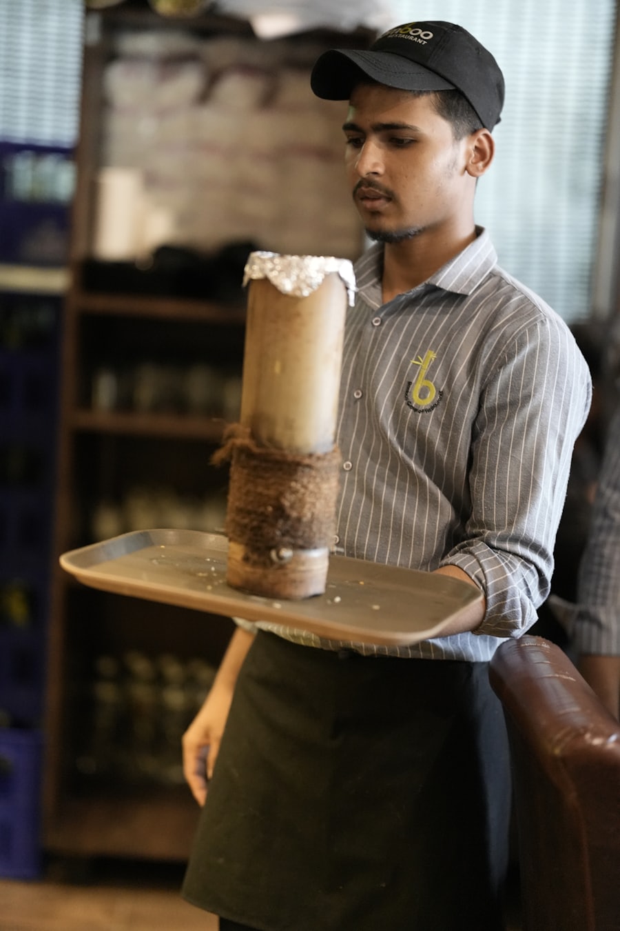 服務生端著飲料托盤 (Waiter carrying drinks on a tray)