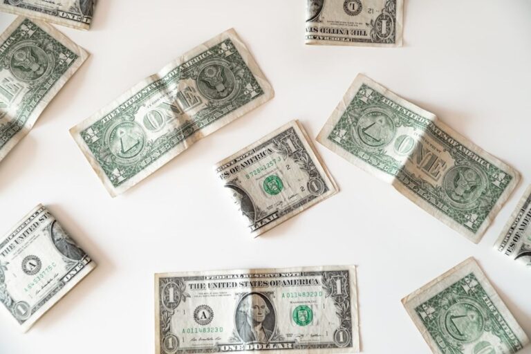 金錢英文片語 English idioms about money featured image with currency