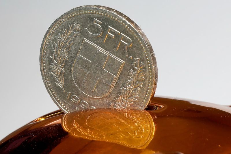 存錢撲滿 piggy bank savings illustrating save for a rainy day idiom