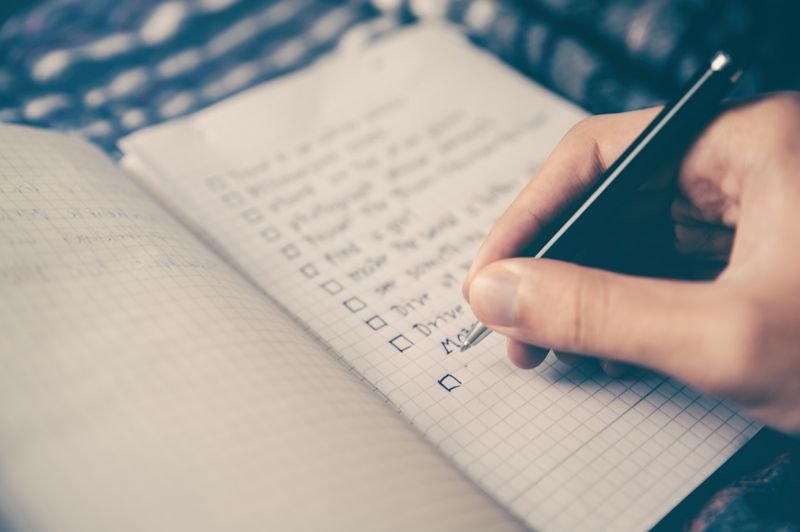 Action items checklist for English meeting minutes