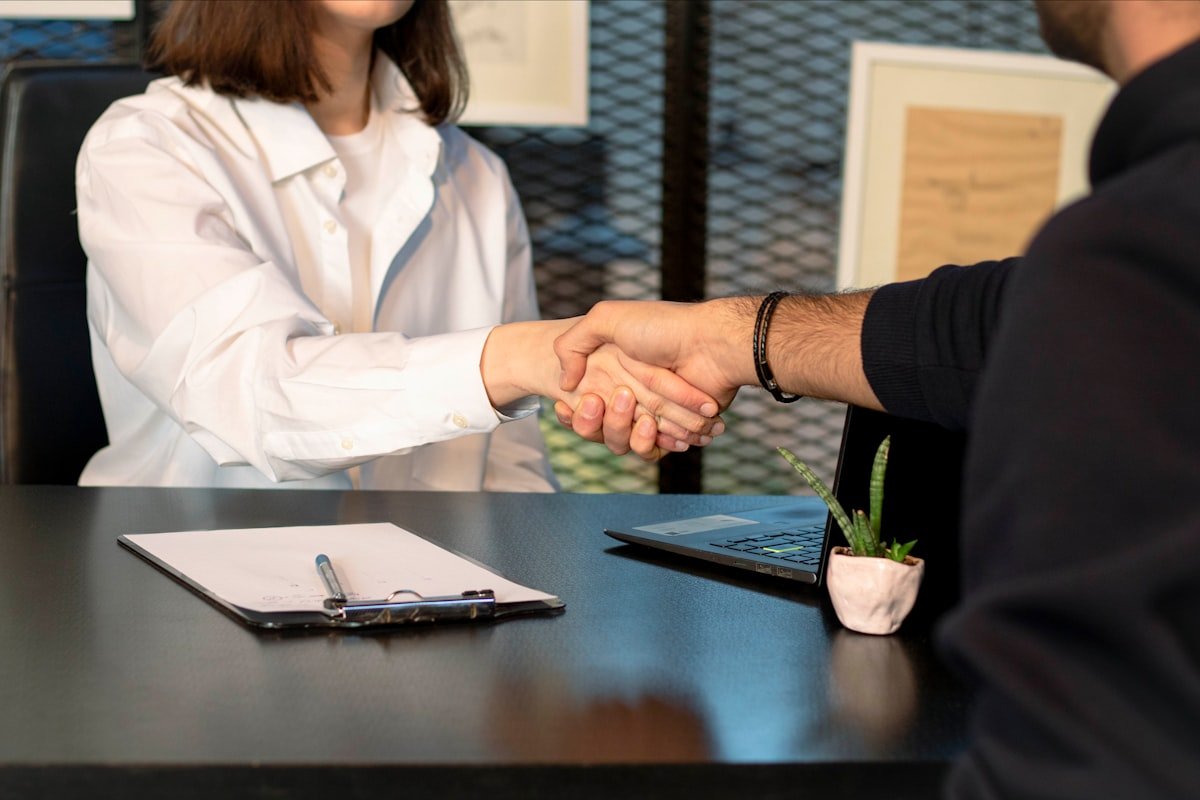 英文面試握手 Handshake at the start of an English job interview