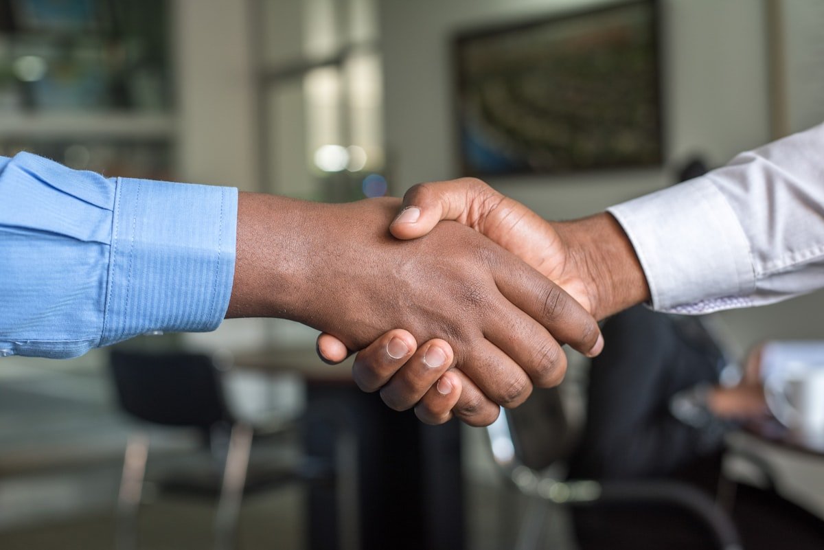 英文面試會議 Successful English interview handshake in a Taipei office