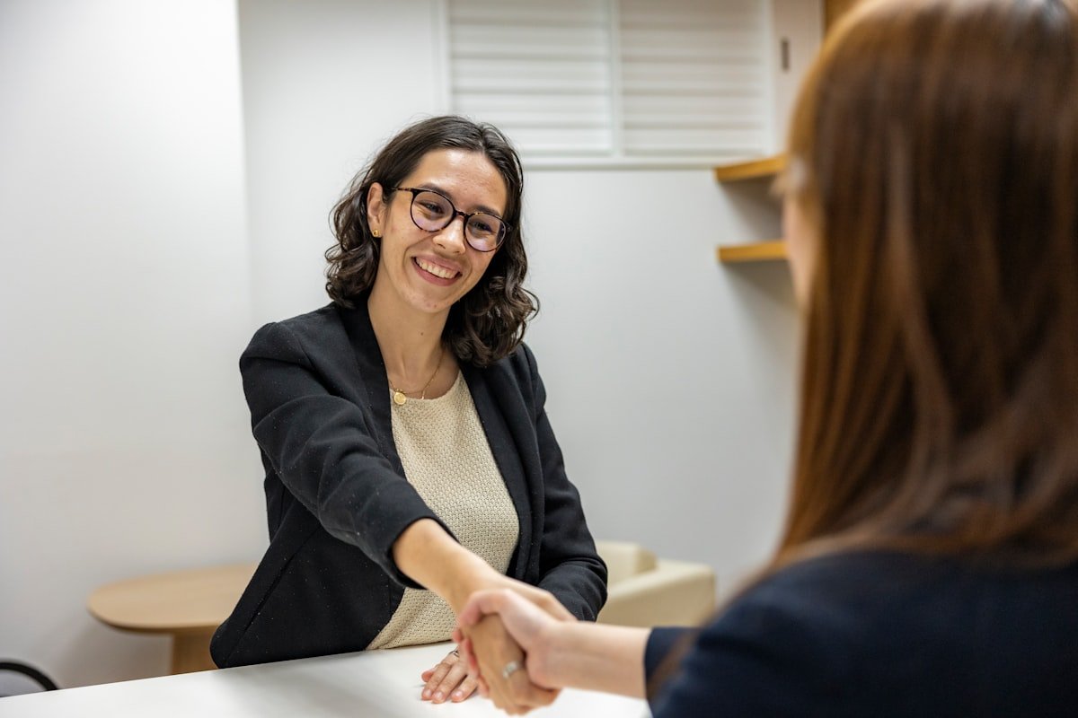 英文面試問題 Candidate answering English interview questions confidently