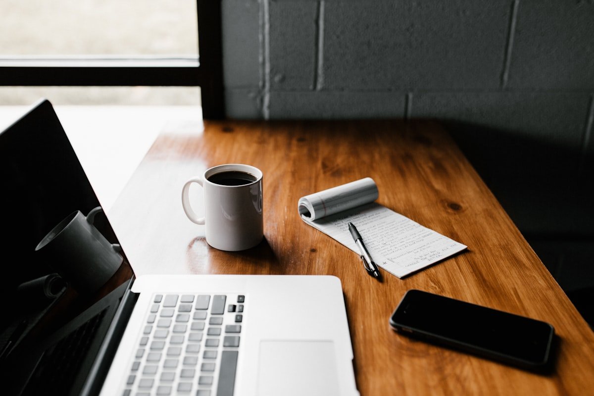 英文面試準備 Notes and laptop ready for English interview preparation