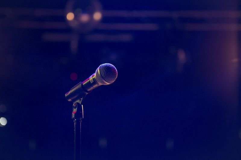 Public speaking microphone for English self-introduction practice