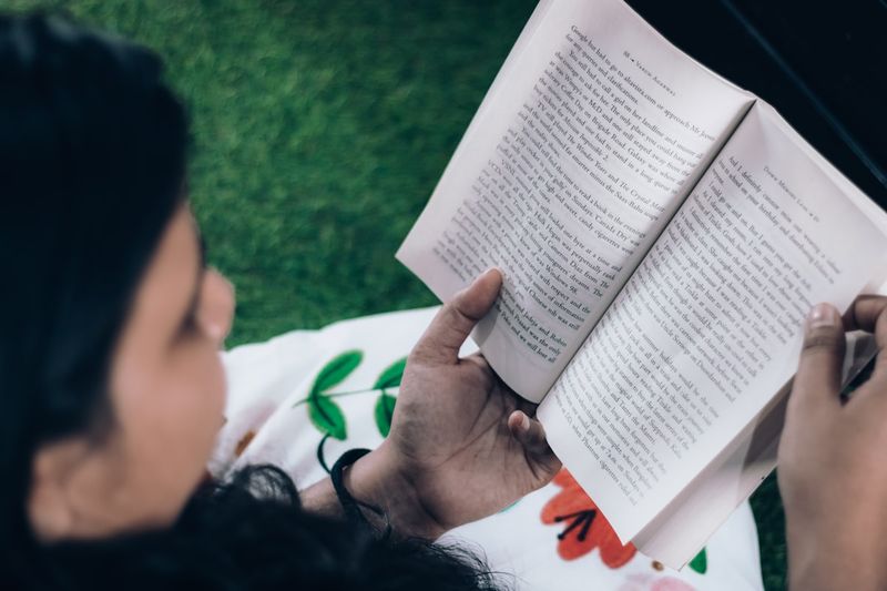 Outdoor reading practice for English vocabulary acquisition