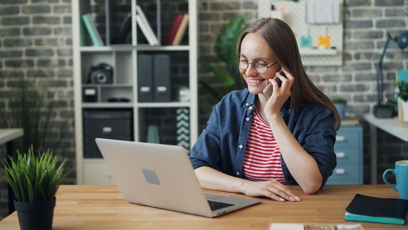 轉接電話英文 transferring call English business phone laptop multitasking