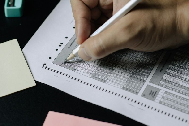 多益考試 test day — filling out an English exam scantron