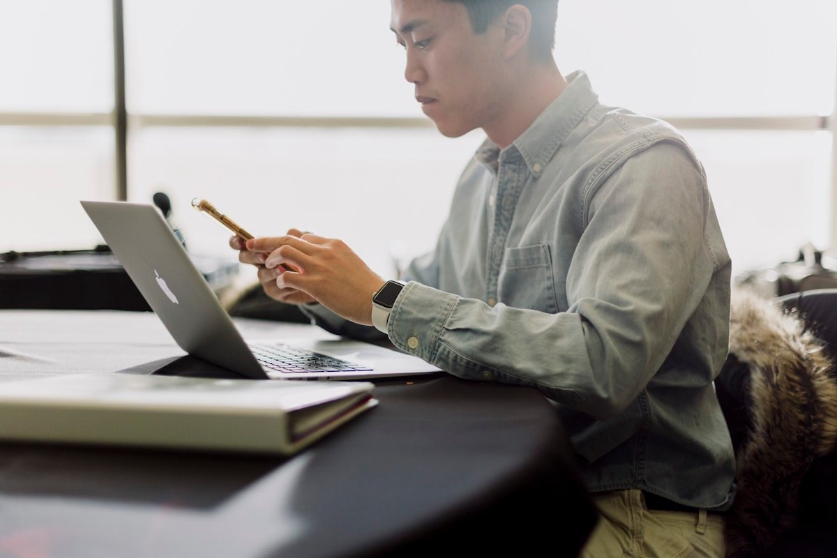 Office worker writing quick workplace English replies