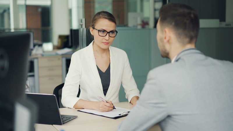 Candidate giving an English self-introduction during a job interview 英文自我介紹