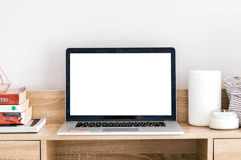 Laptop and books for English job interview preparation 面試準備