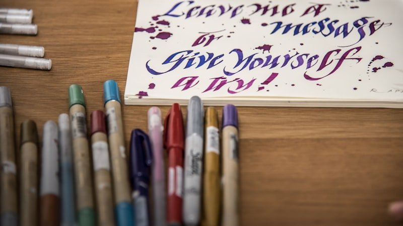 Passive voice writing tools — pens for editing English grammar drafts