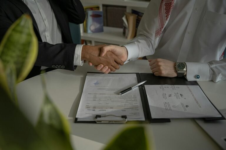 Salary negotiation handshake — ask for a raise in English (加薪英文)