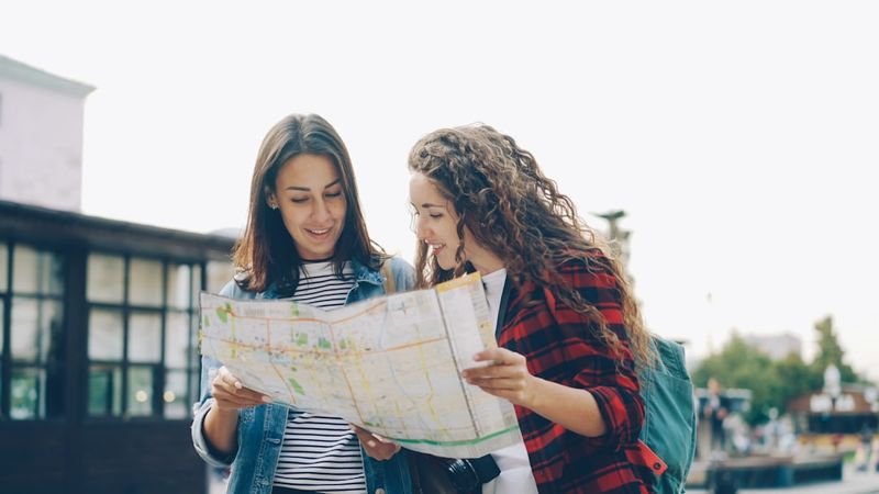 Two tourists reading a map — asking for directions in English 問路英文