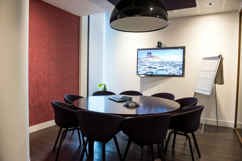 電話會議英文 conference call meeting room with speakerphone for international clients