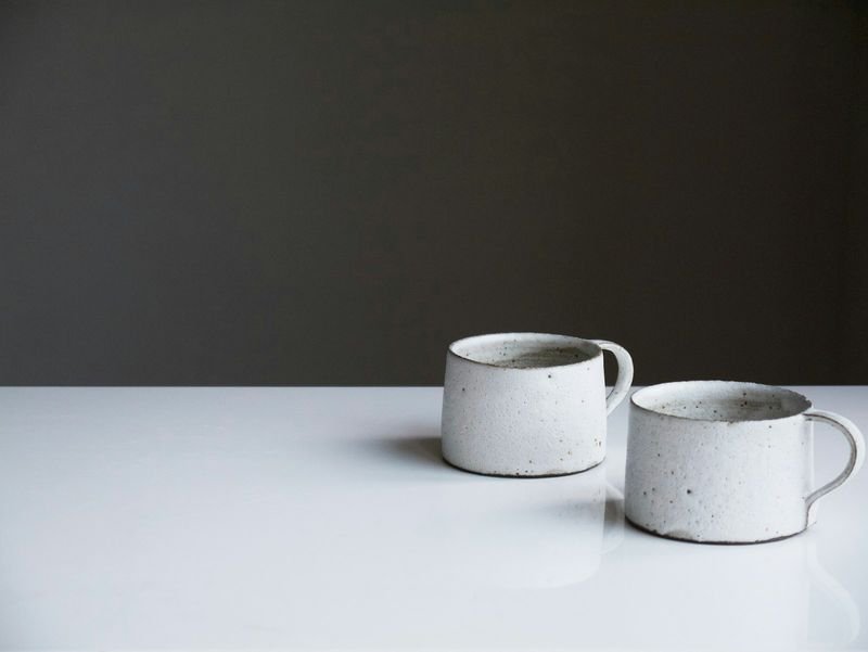 Two cups comparing bigger than smaller comparative adjectives 比較級 example