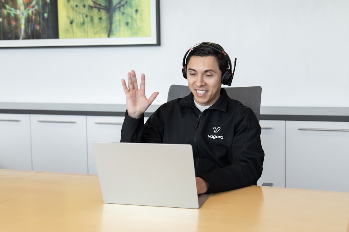 客服人員用英文接聽客訴電話 customer service agent handling complaint call in English