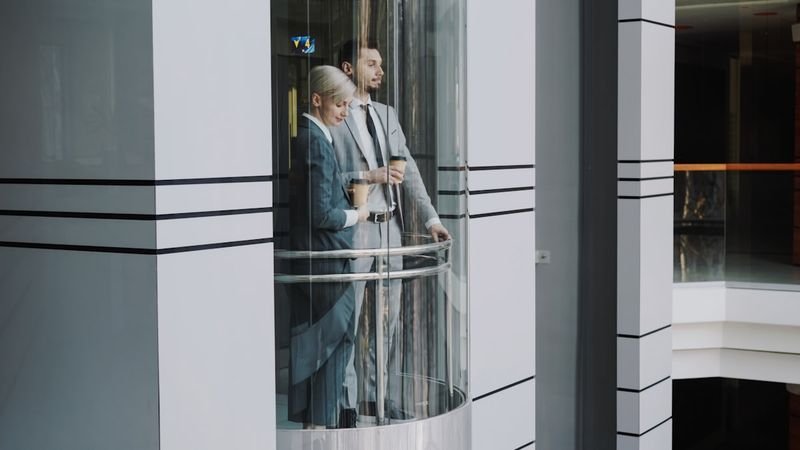 電梯英文 small talk between two business people in office elevator