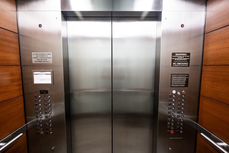 Elevator office small talk English Taiwan professionals