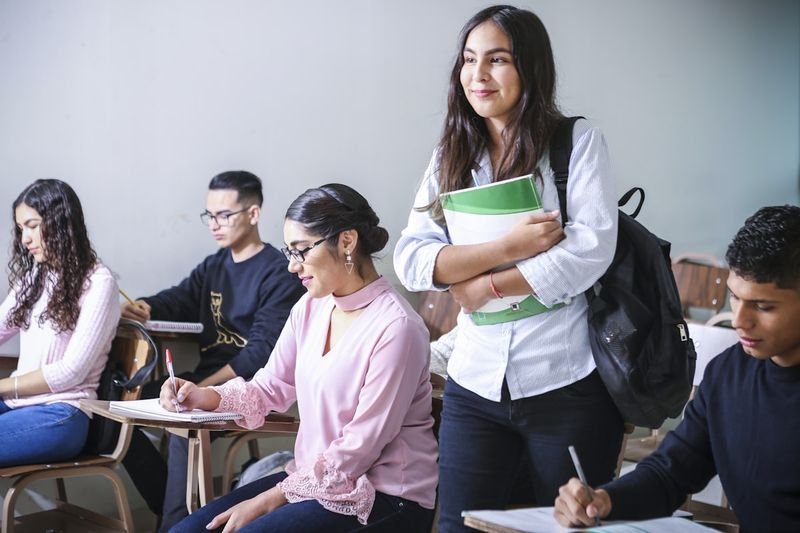 English class students learning linking words and connectors 英文課學生學連接詞
