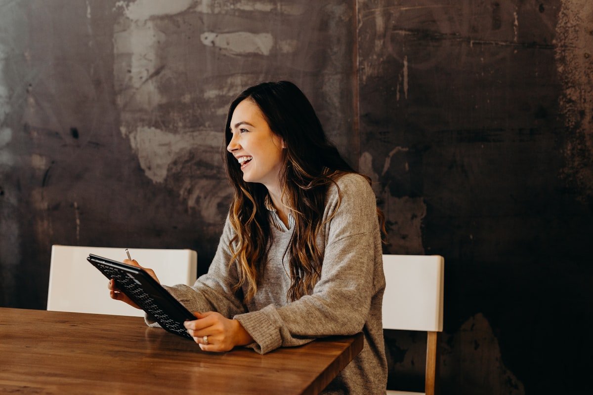 Candidate writing an English follow up email after a job interview 英文面試後感謝信