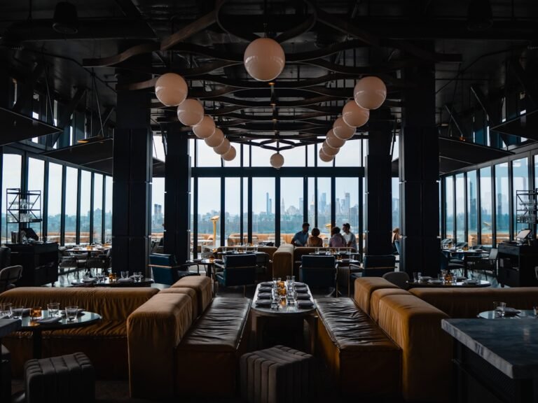 餐廳英文 restaurant interior dining room with city view