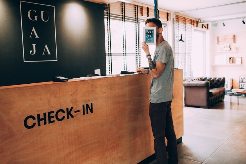 Traveler at a hotel check-in desk using hotel English 飯店英文