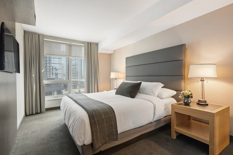 modern hotel room interior bed 飯店房間 travel English