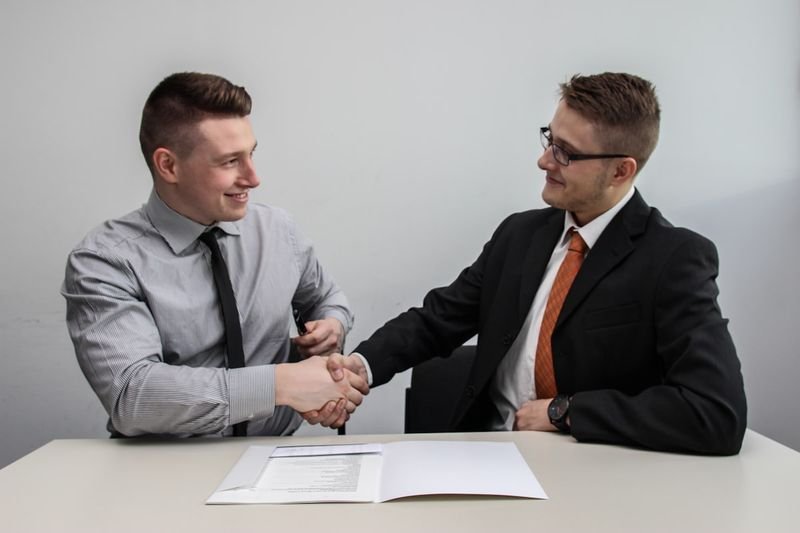 How to respond to an apology in English: handshake — 收到道歉怎麼回