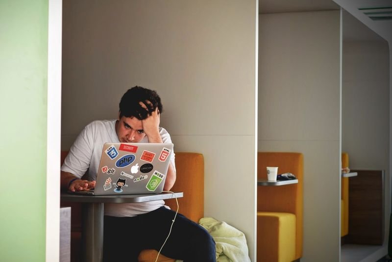 Late reply apology email in English typing at laptop — 抱歉晚回覆英文