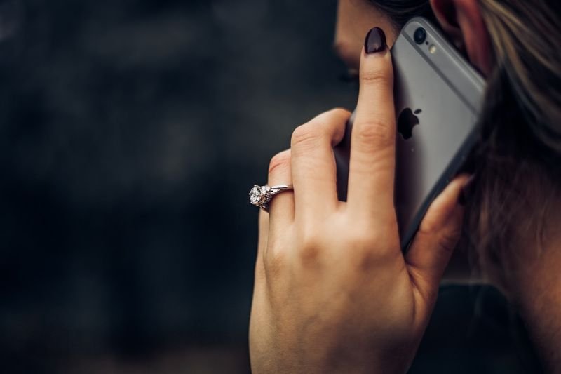 Joining a con call from a mobile phone — con call 中文