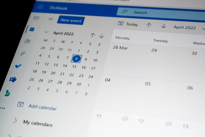 Digital calendar showing April with the English days of the week