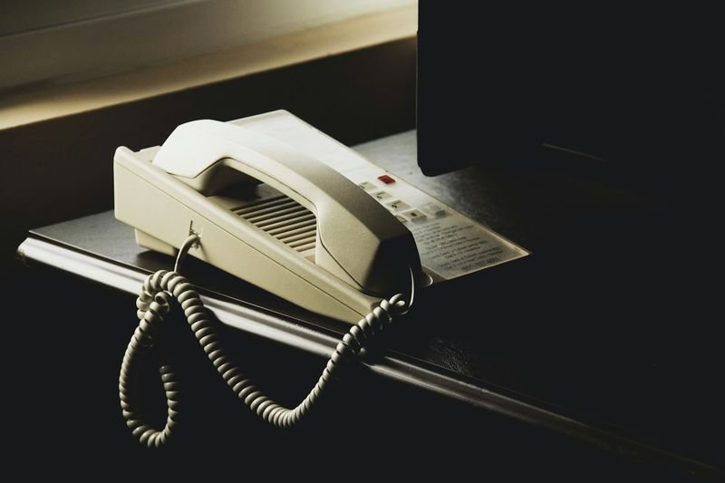辦公桌上的商務電話 business desk telephone in an office 商用電話英文