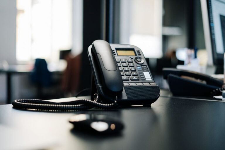 電話英文 business phone call on desk