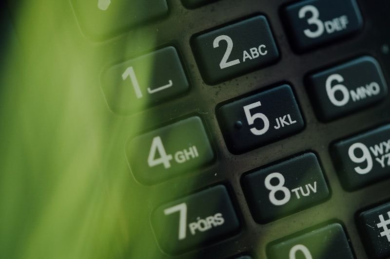 A phone keypad showing how to read phone numbers digit by digit in English