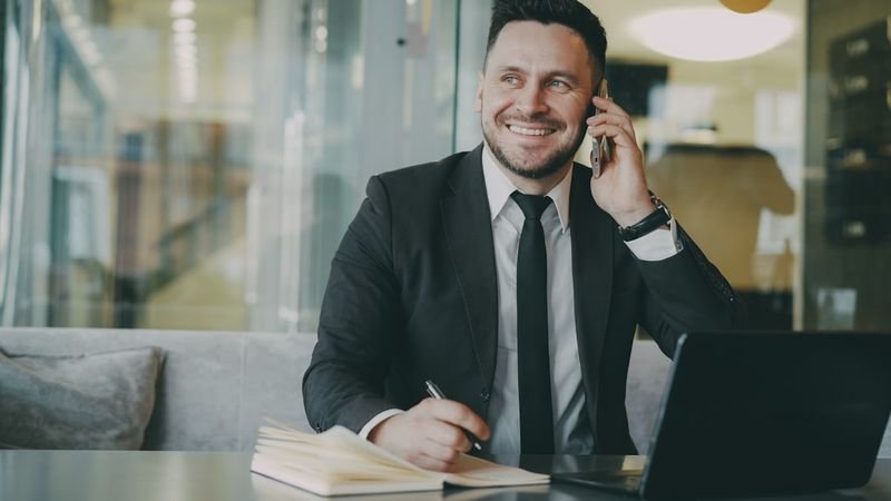 Phrasal verbs used during English phone calls and video meetings