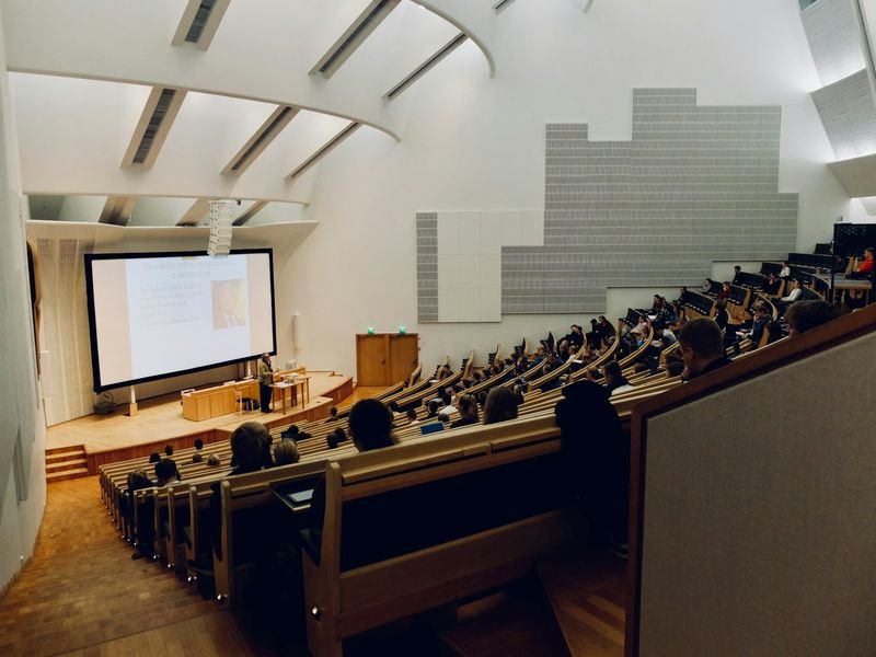 English prepositions lesson 介系詞文法課 in a lecture hall